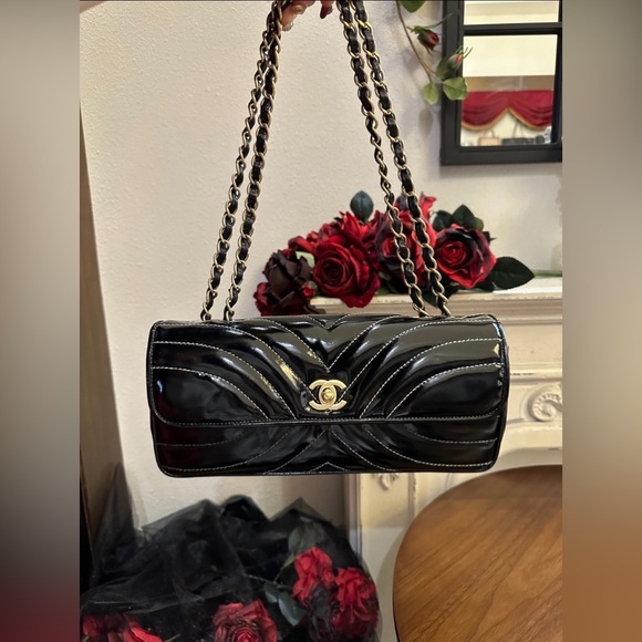 Handbags - $2599 on-site ! Chanel Vintage patent East west classic flap shoulder bag